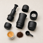 Piezas de la cafetera con café molido y espresso