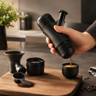 Sirviendo espresso con la cafetera manual portátil